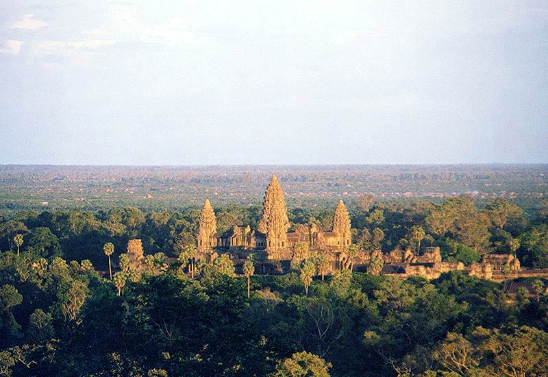 File:Angkor Wat ausSO.jpg