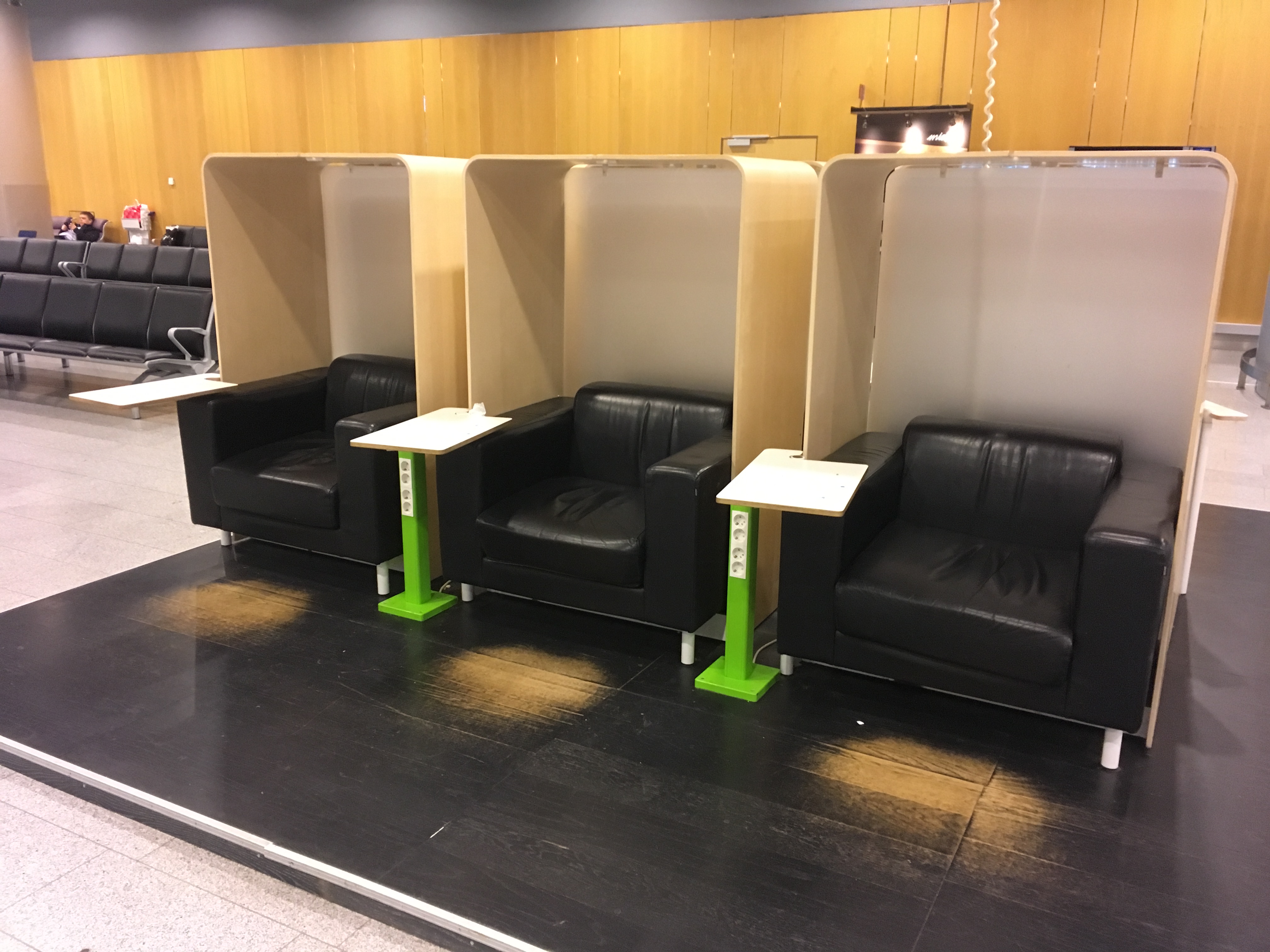File Armchairs With Desks And Power Outlets 27180544247 Jpg