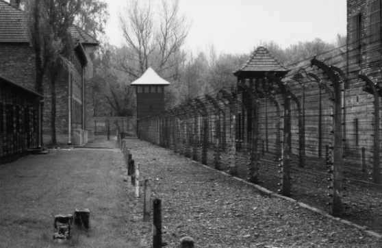 File:Auschwitz I Stammlager 2001 08.jpg