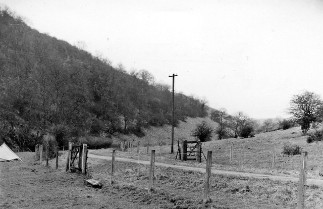 File:Beeston Tor Station Approximate site of 1781869 06b4bf36.jpg