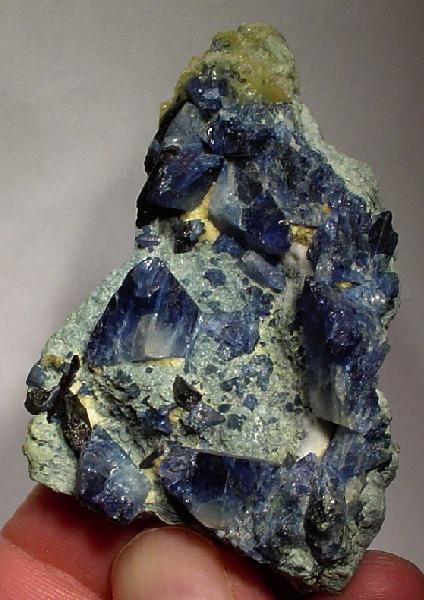 File:Benitoite-Neptunite-153374.jpg