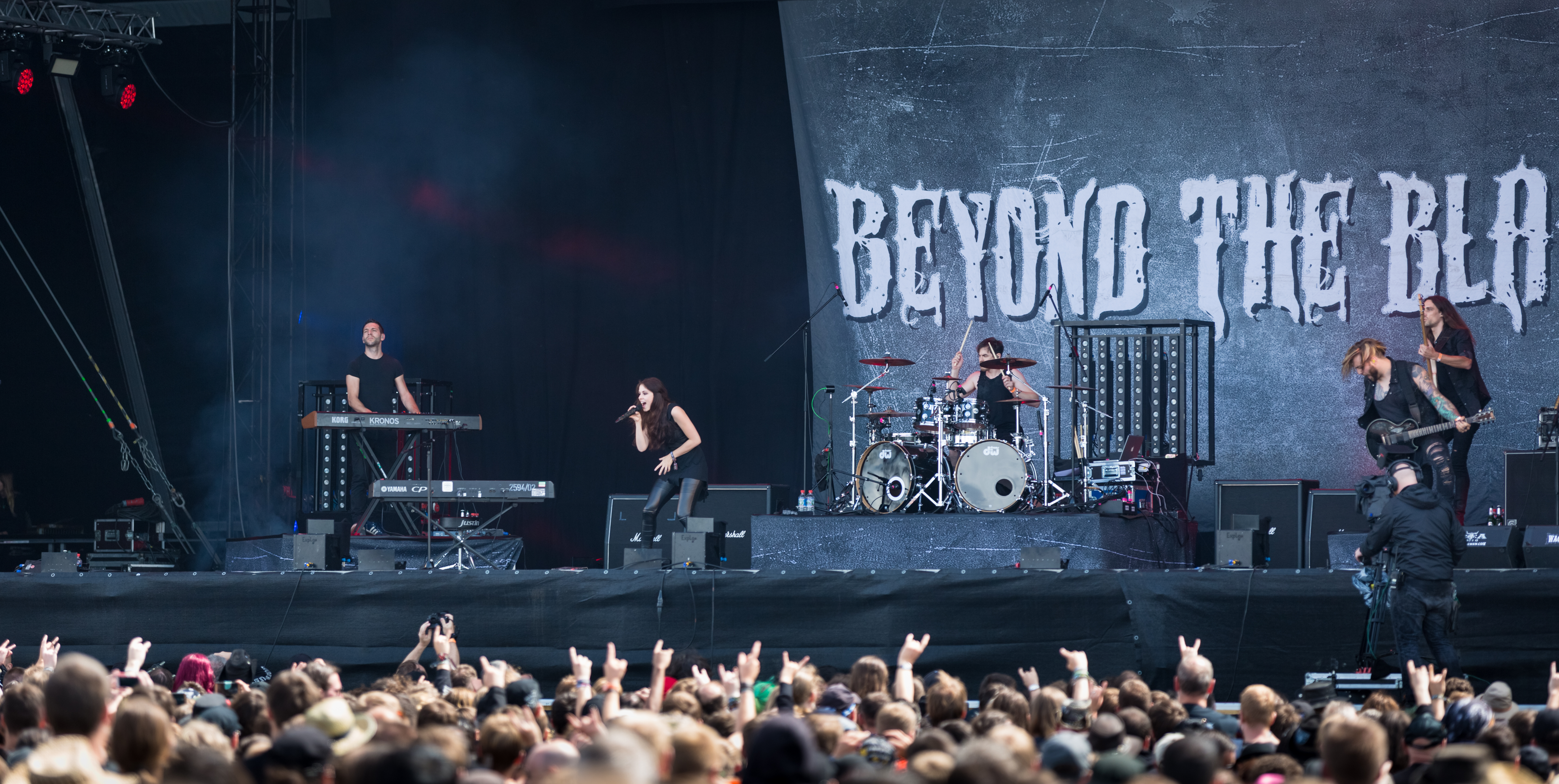 File:Beyond The Black - Wacken Open Air 2016-AL2050.jpg - Wikimedia Commons