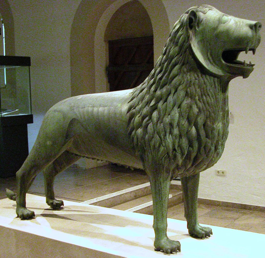 Das Original des Braunschweiger Löwen steht heute in der [[Burg Dankwarderode