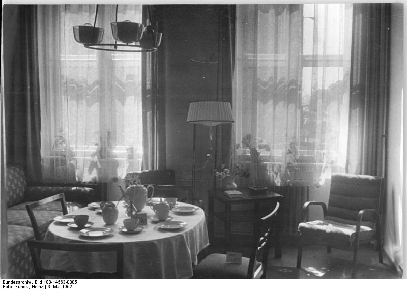 File:Bundesarchiv Bild 183-14563-0005, Berlin, Musterwohnung, Wohnzimmer.jpg