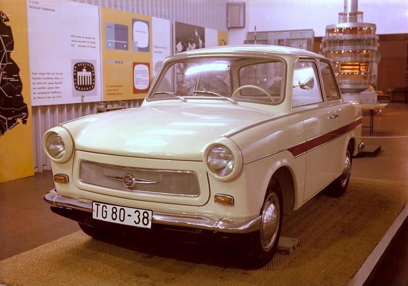 Bundesarchiv_Bild_183-B0503-0015-001%2C_Sachsenring_Trabant_601.jpg