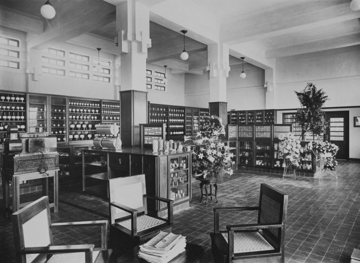 File:COLLECTIE TROPENMUSEUM Interieur van een filiaal van Apotheek Rathkamp en Co met bloemstukken naar aanleiding van de opening TMnr 60046499.jpg