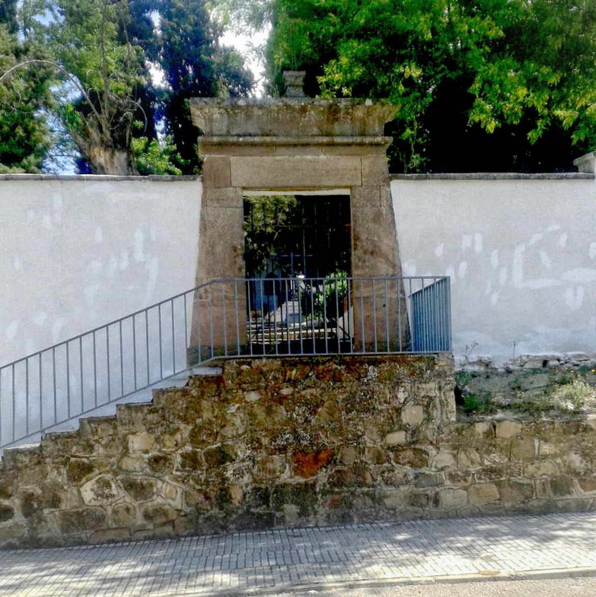 File:Cementerio Evangélico en Linares.jpg - Wikimedia Commons