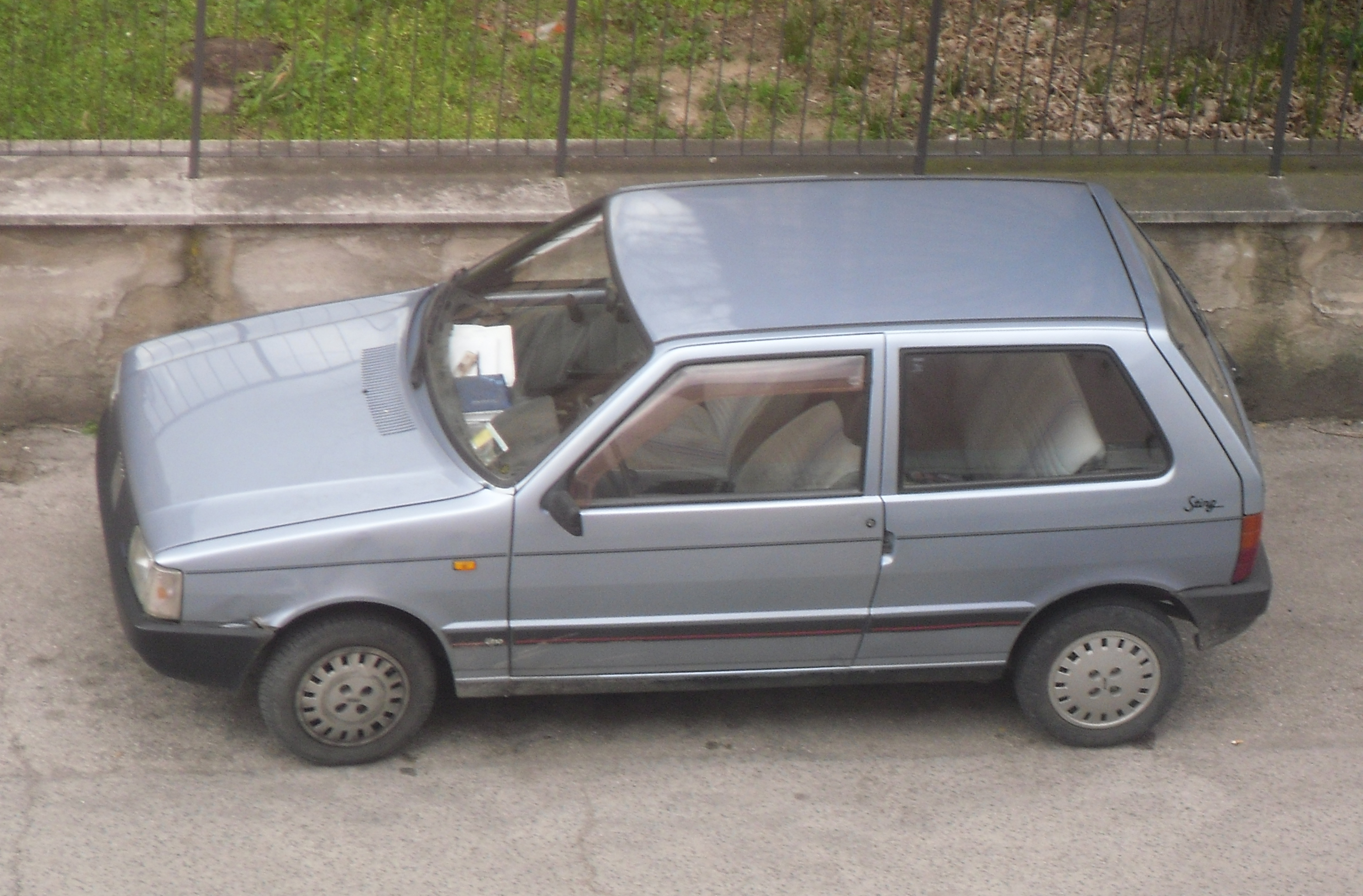 File:Fiat Uno Sting - top view.jpg - Wikimedia Commons