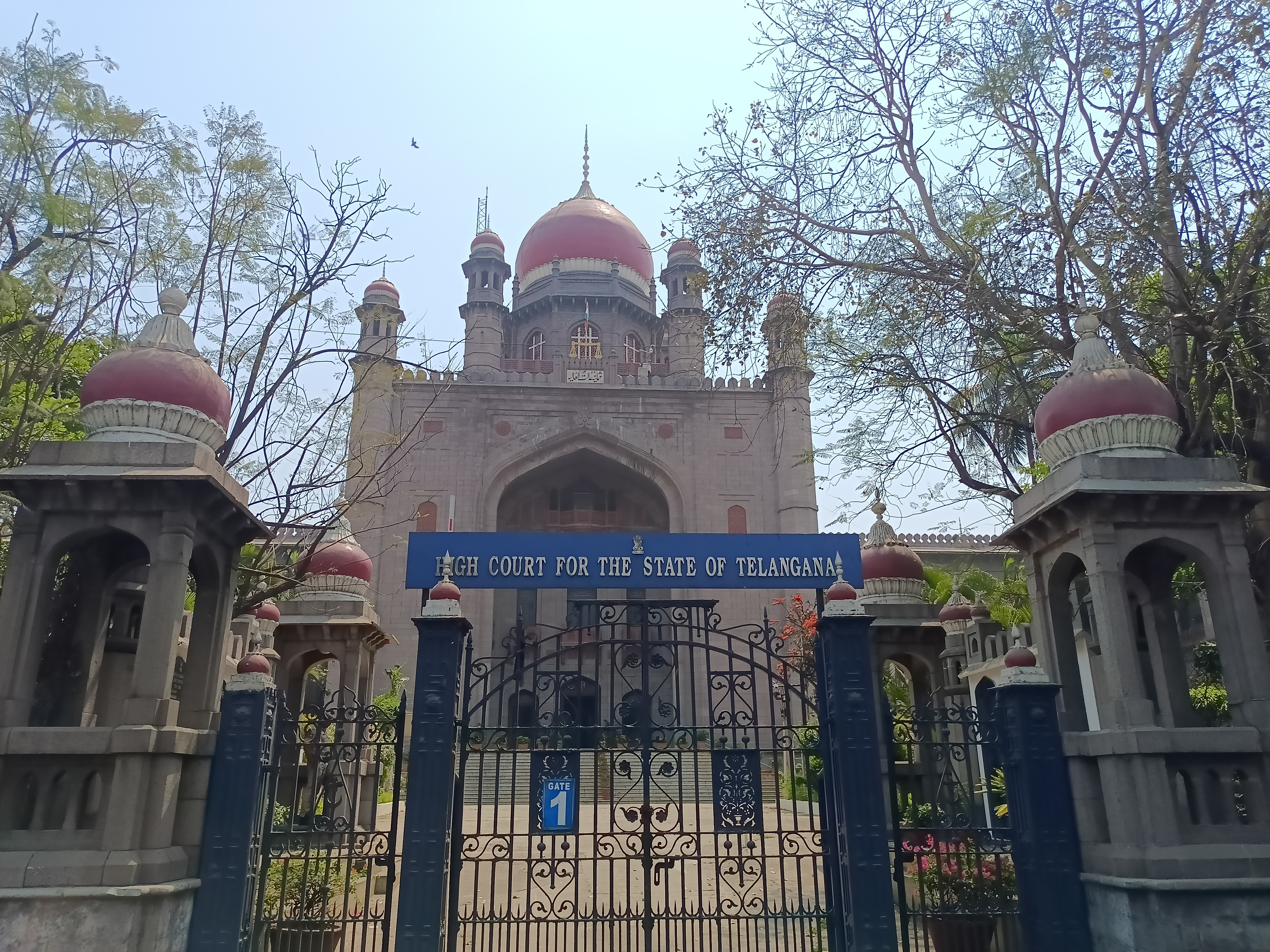 https://upload.wikimedia.org/wikipedia/commons/6/65/High_Court_of_Telangana_in_Hyderabad06.jpg