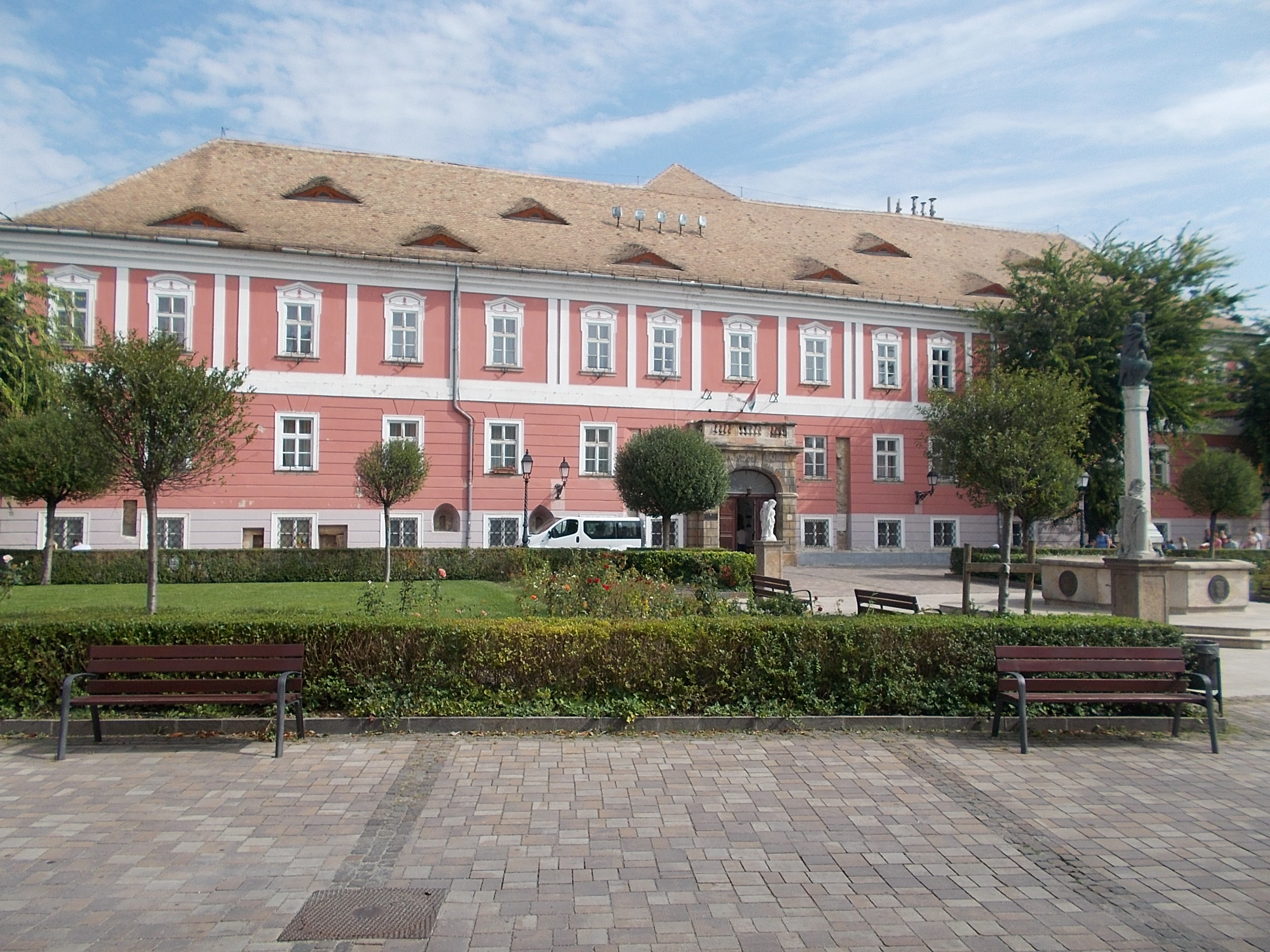 https://upload.wikimedia.org/wikipedia/commons/6/65/Institute_of_the_Deaf_and_Dumb_and_Friendship_fountain._-_V%C3%A1c.JPG