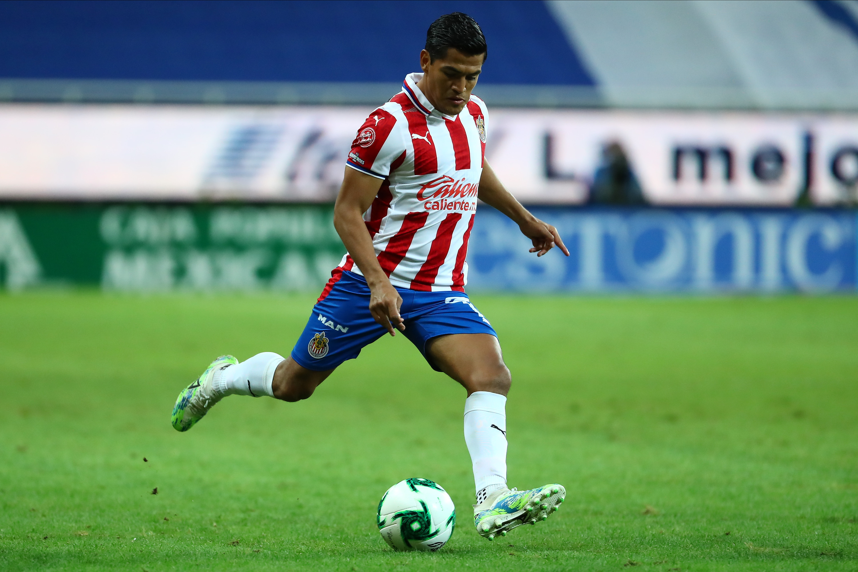 Sánchez playing with [[CD Guadalajara|Guadalajara]] in 2020