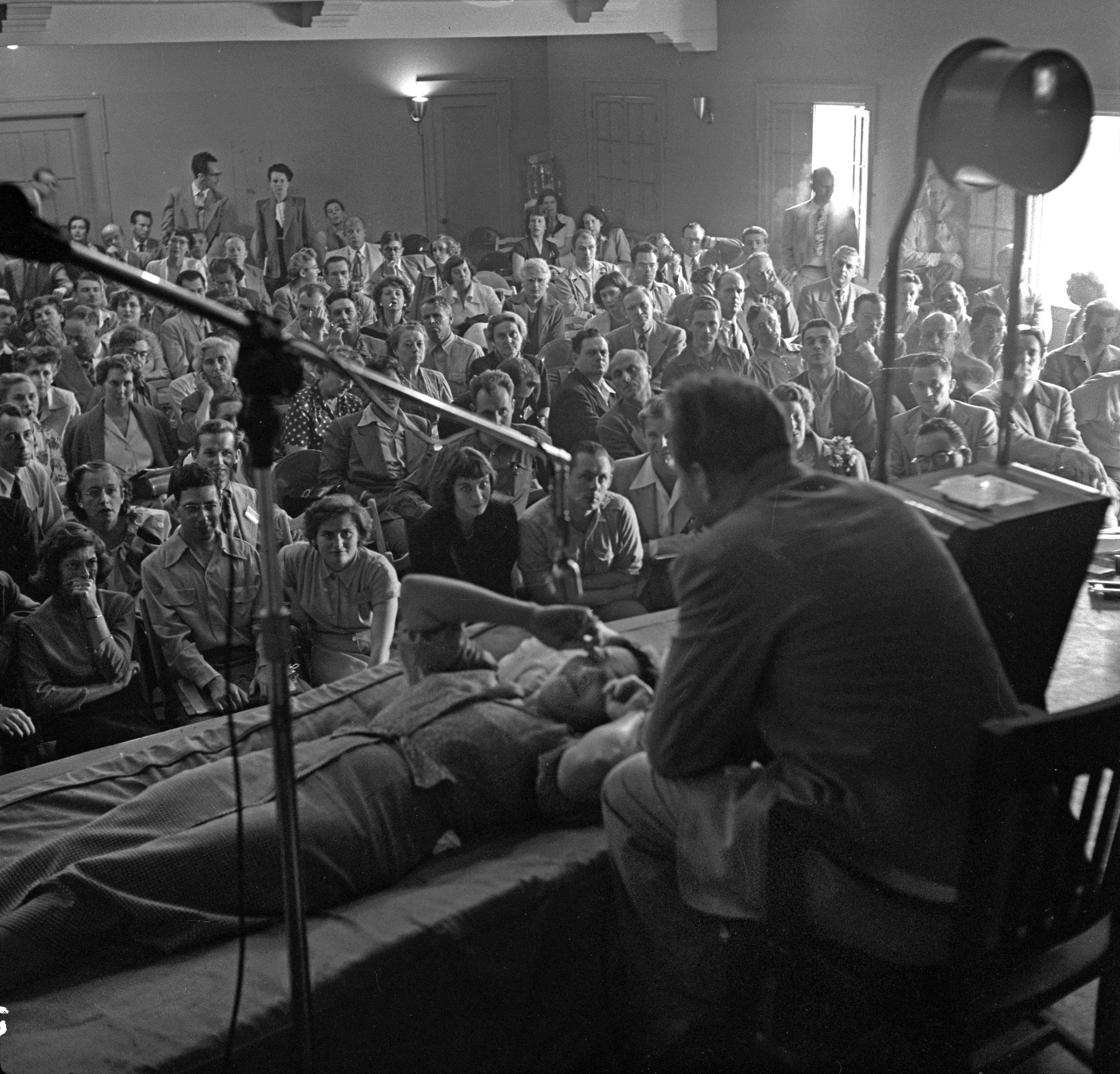 L._Ron_Hubbard_conducting_Dianetics_seminar_in_Los_Angeles_in_1950.jpg