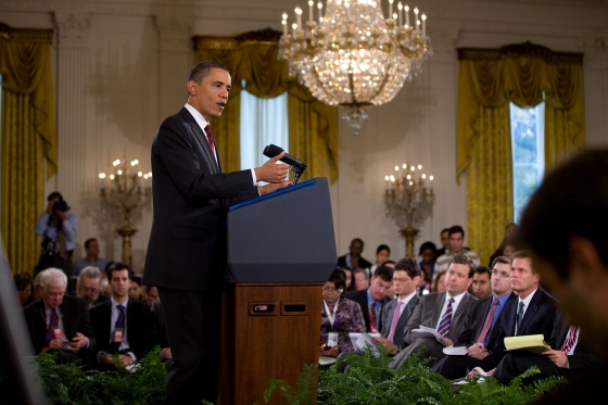 Ed Henry (third from right, grey suit, striped tie) at President [[Barack Obama]]'s White House press conference on November 3, 2010