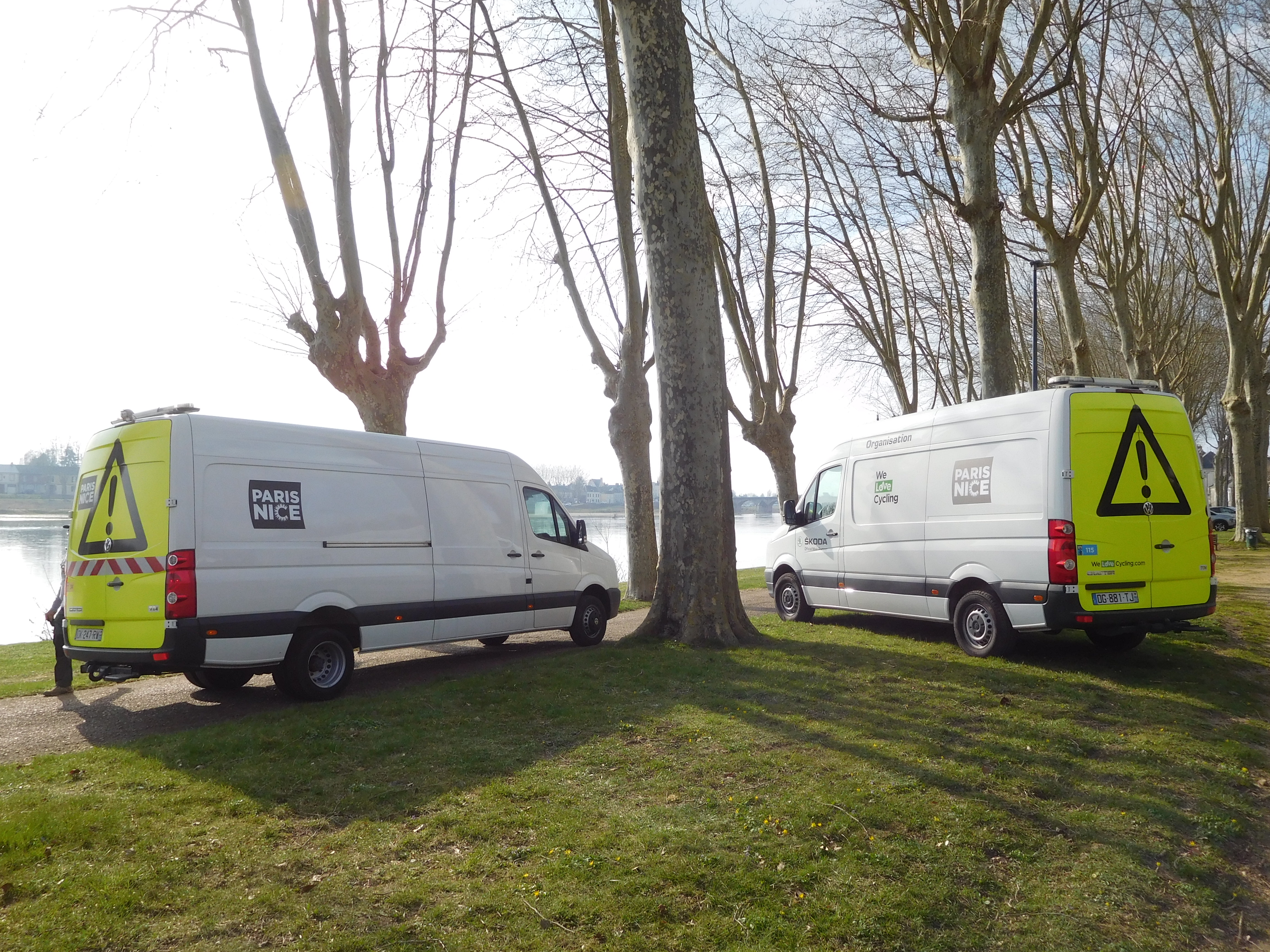 File Paris Nice 2021 camionnettes de l organisation.jpg