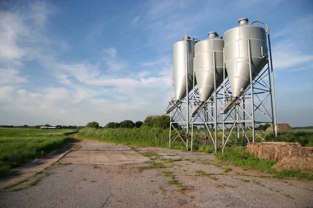 File:Pig feed hoppers - geograph.org.uk - 837984.jpg