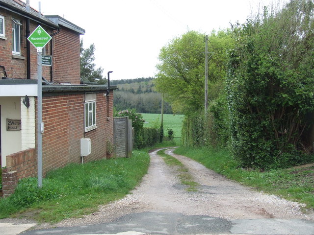 File:Public footpath, Havenstreet - geograph.org.uk - 2935338.jpg