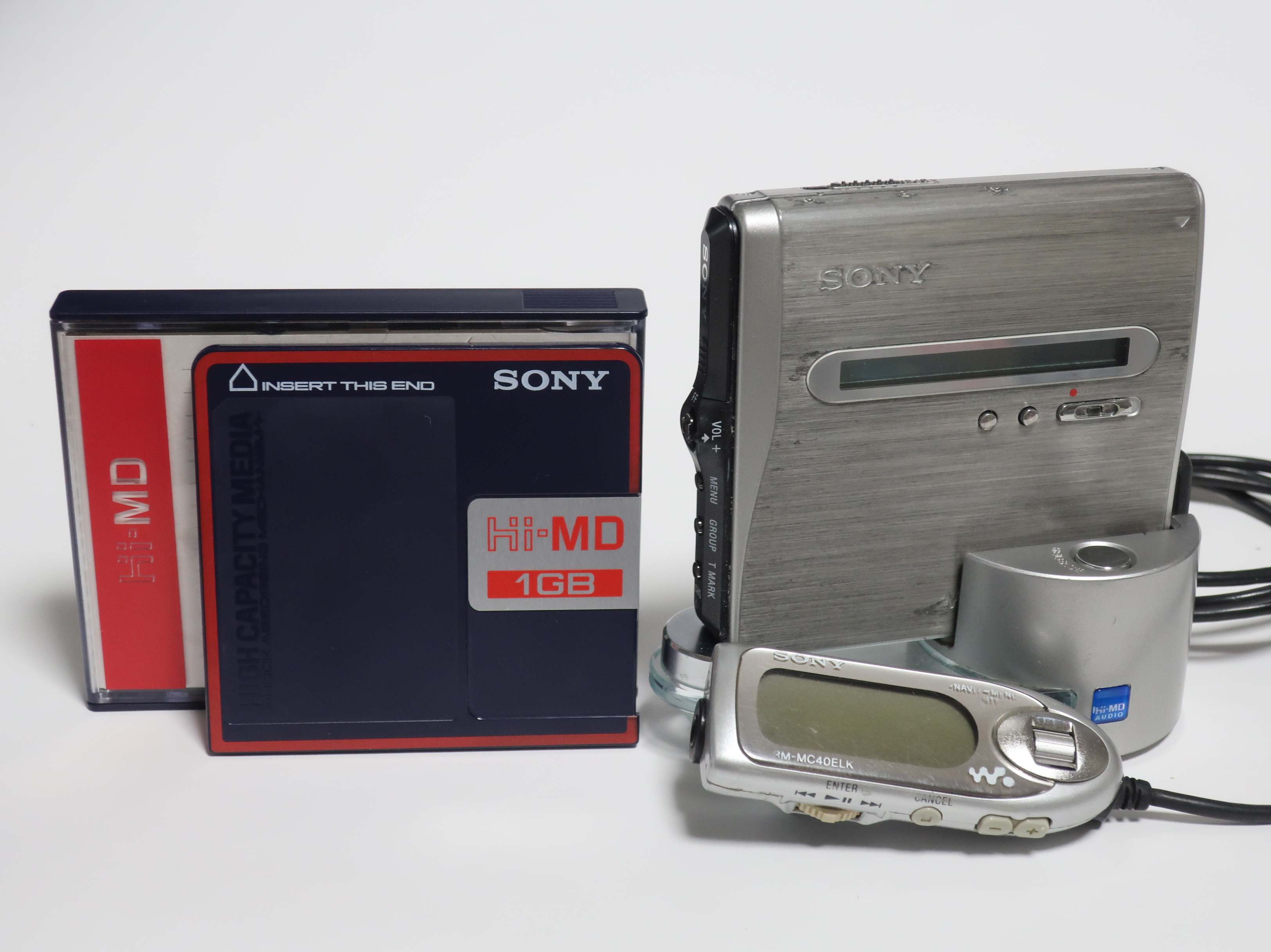 File:Sony MZ-NH1 Hi-MD Walkman and Hi-MD disc.jpg - Wikipedia