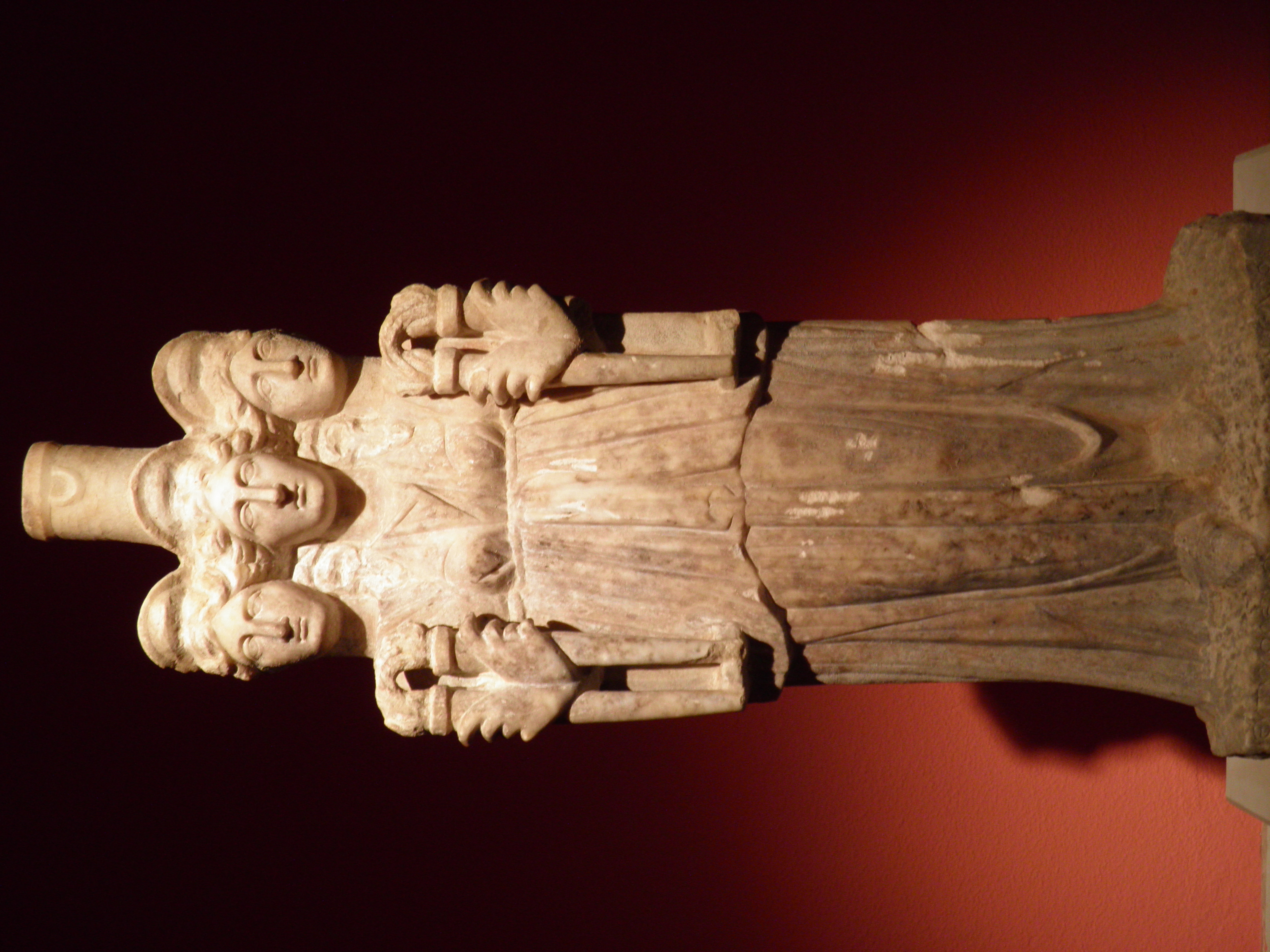 Геката богиня древней Греции статуя