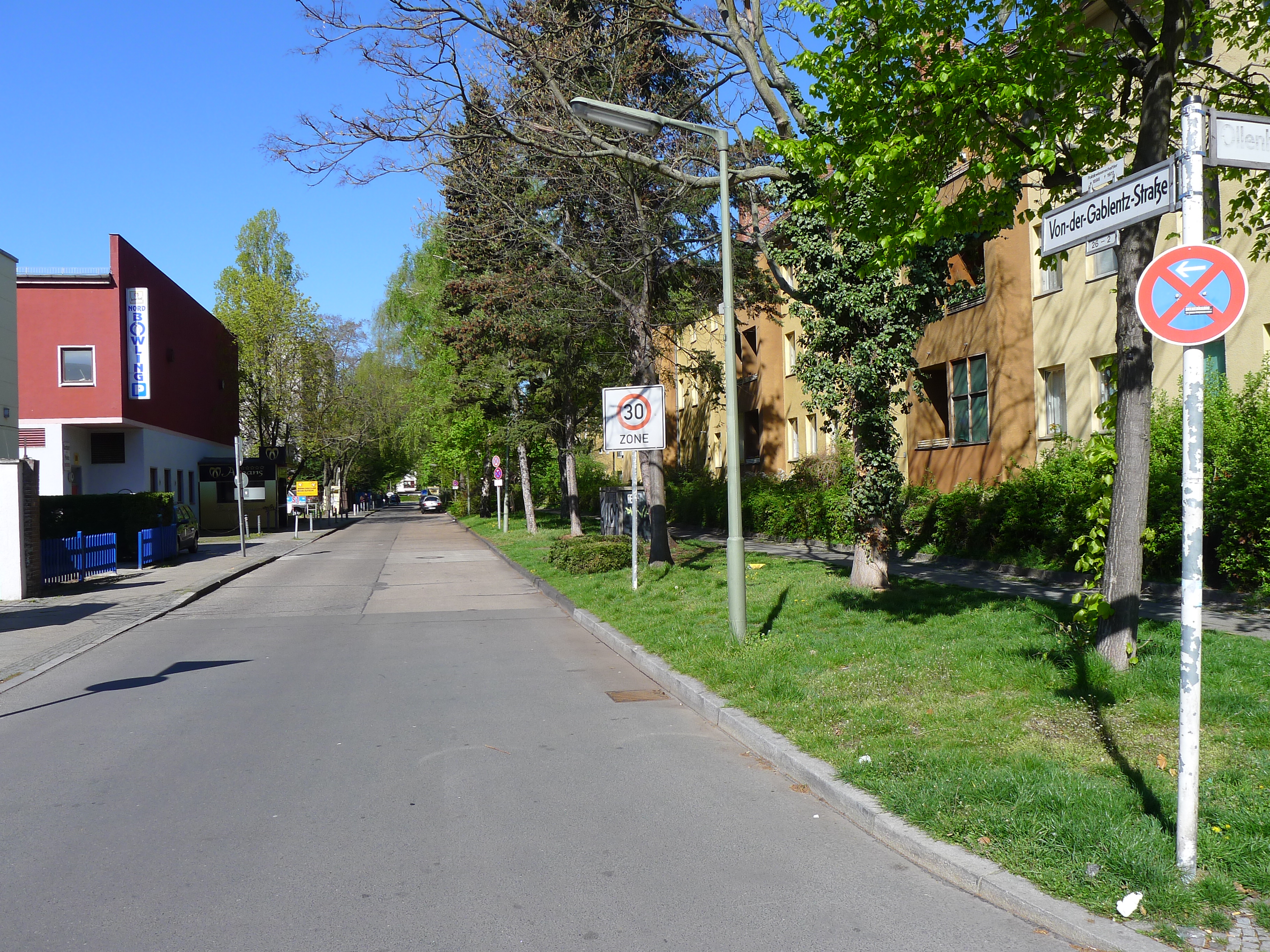 Von-der-Gablentz-Straße (Berlin-Reinickendorf).JPG. w:en:public domain. 