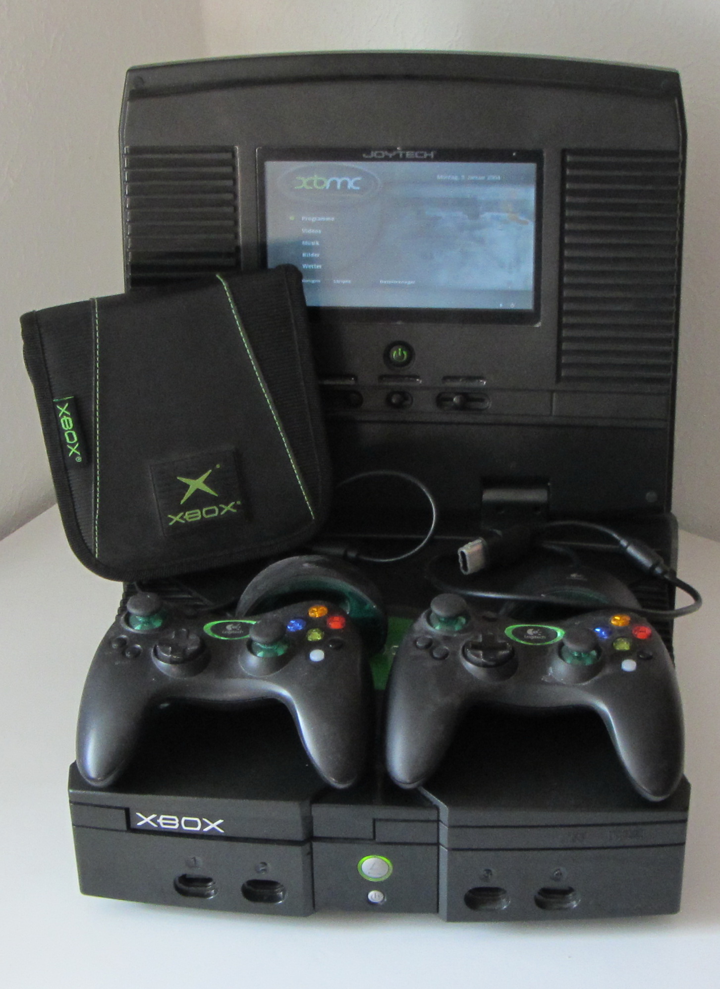 File:Xbox mit Zubehör und Display.jpg - Wikimedia Commons