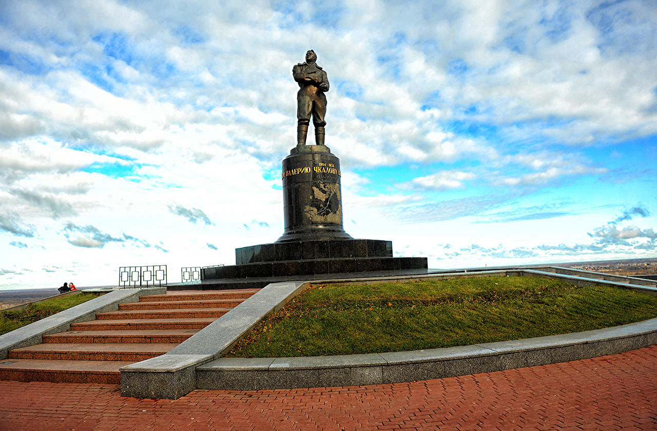 Памятник чкалову в нижнем новгороде фото