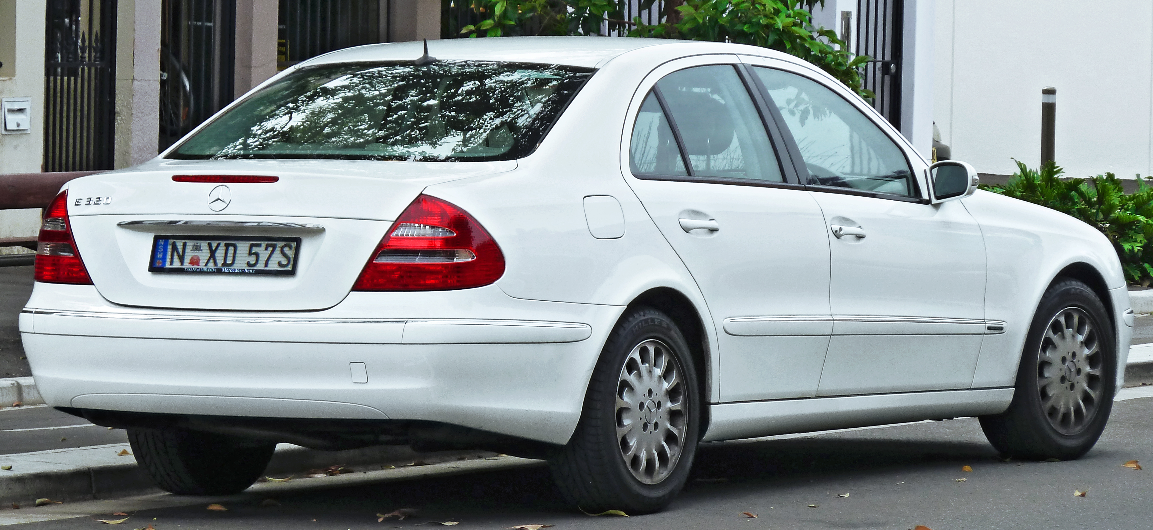 File:Mercedes-Benz W211.jpg - Wikimedia Commons