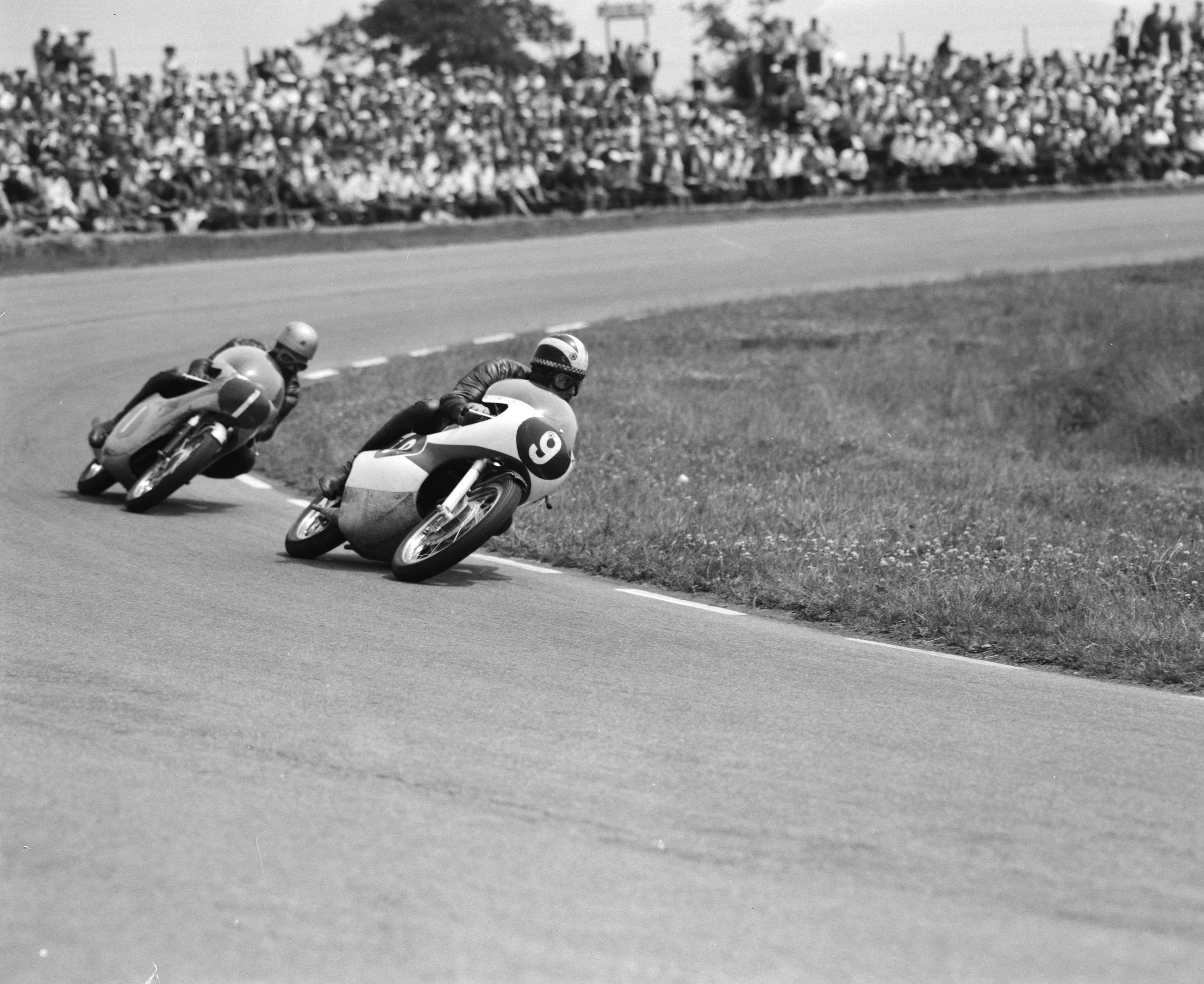 Phil Read (9) auf Yamaha und Jim Redman (1) auf Honda, 250cc TT Assen 1964