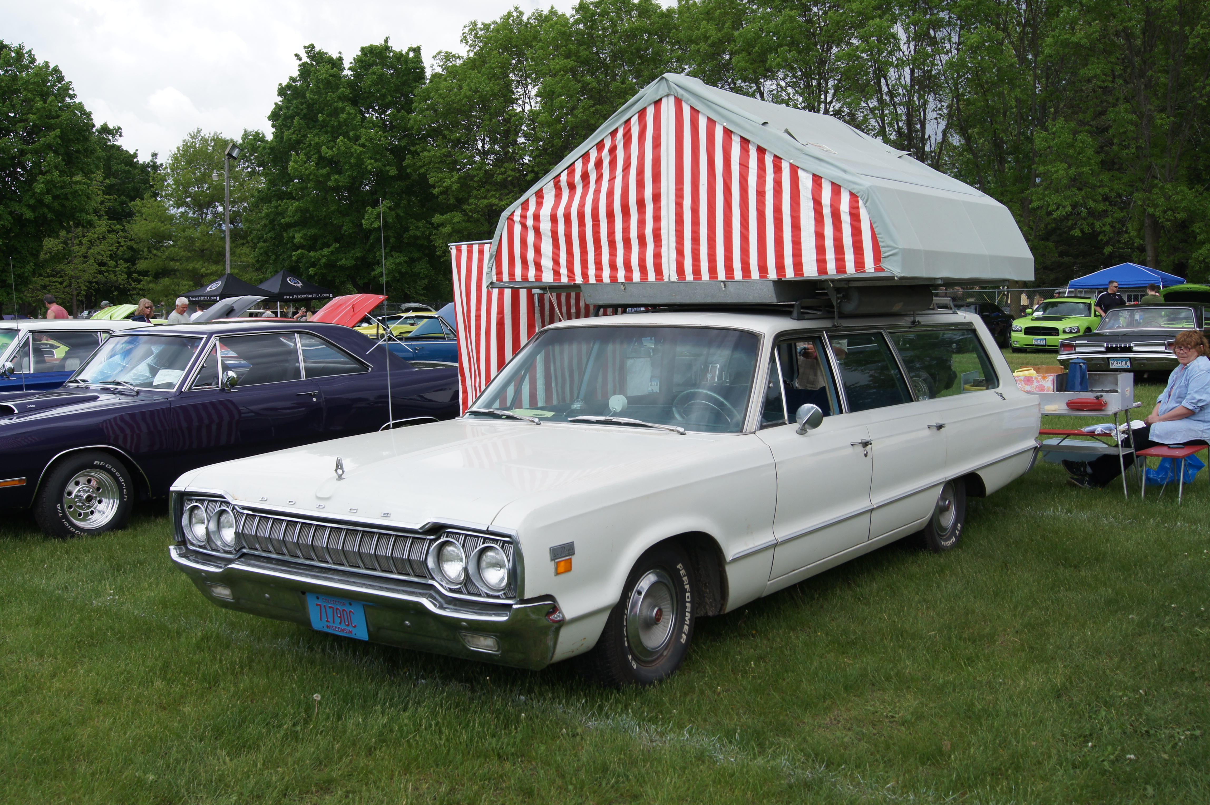 65 Dodge Polara with Camp'Otel Car Camper Set (8937845754).jpg. 