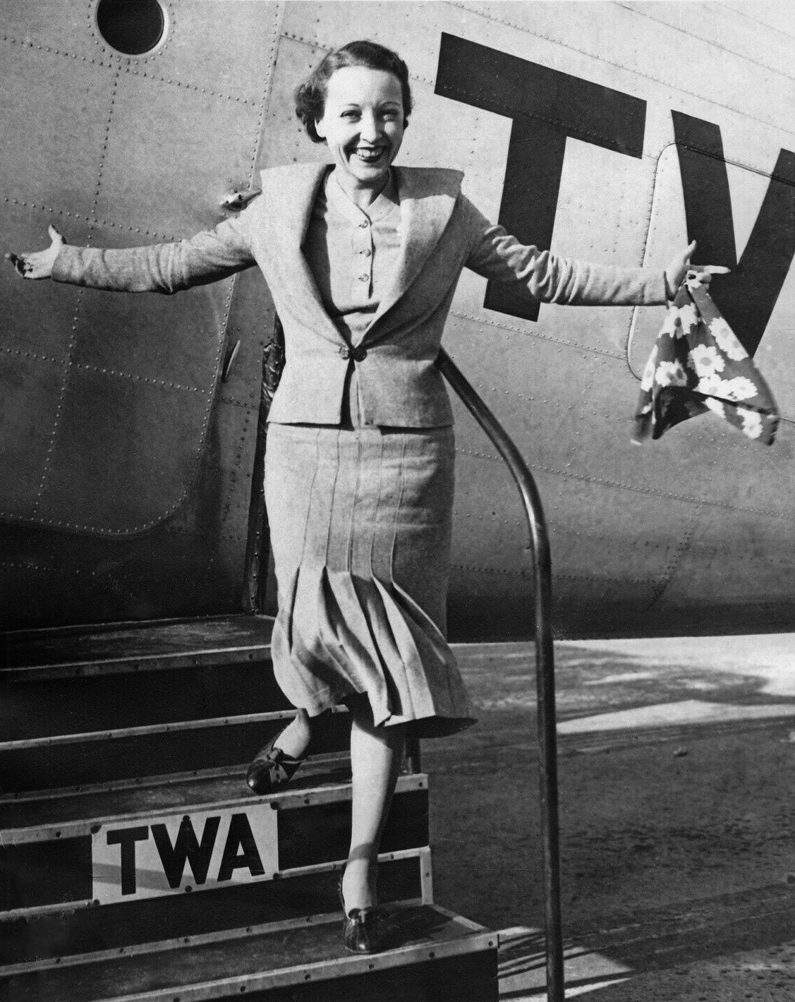 File:Actress Bessie Love a TWA Skyliner.jpg - Wikimedia
