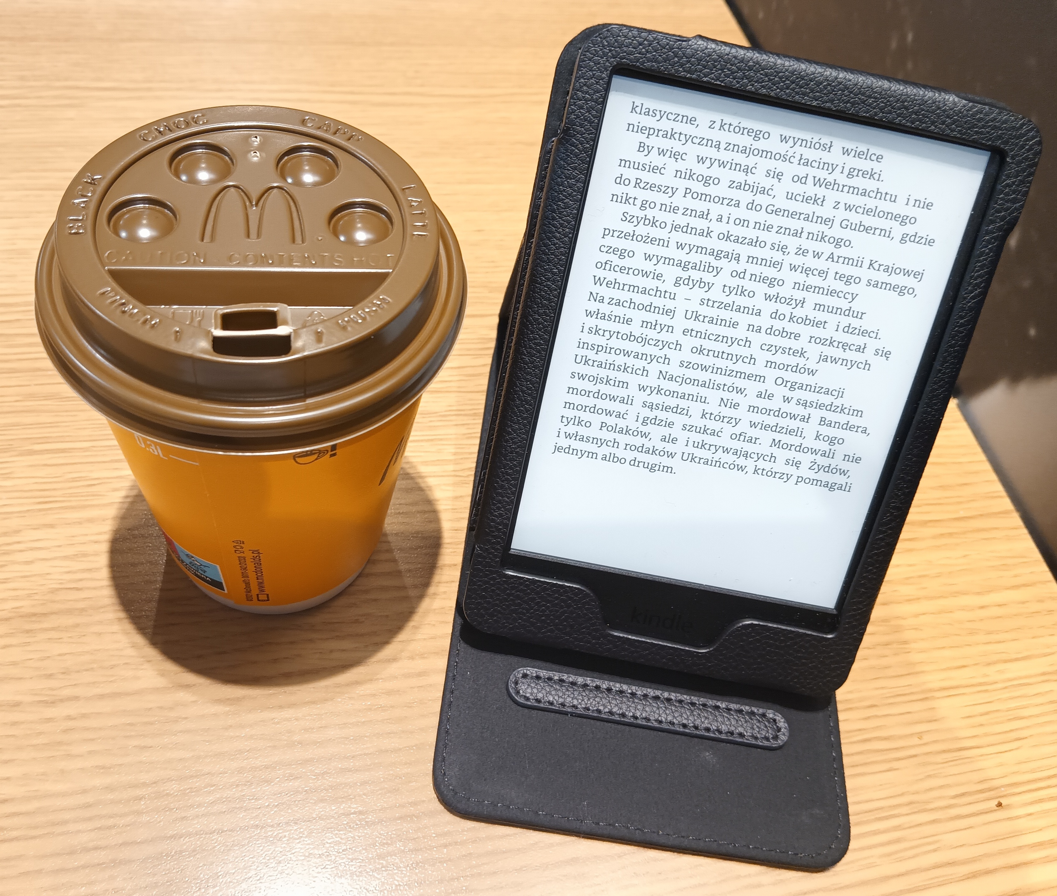 File: Kindle Paperwhite 5 Eleventh Generation (C2V2L3) 6-inch  e-reader in etui.jpg - Wikimedia Commons