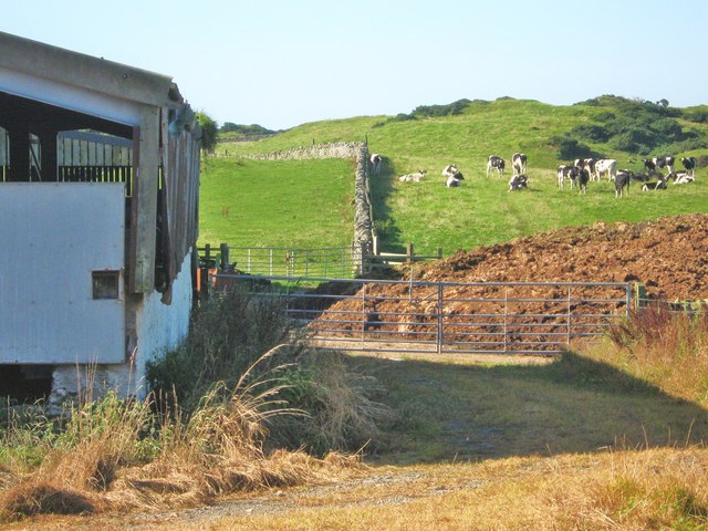 File:Behind the barn - geograph.org.uk - 1536604.jpg