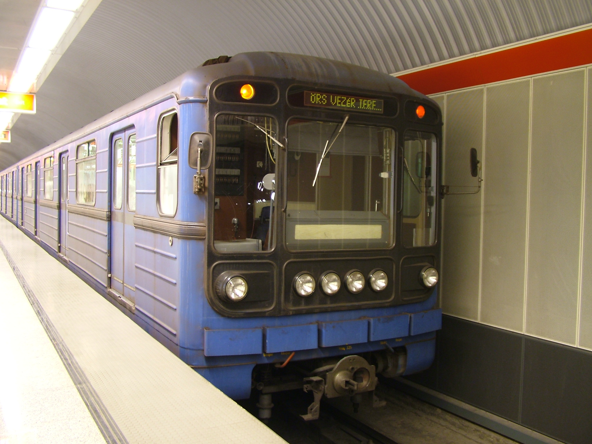 2 метро поезда
