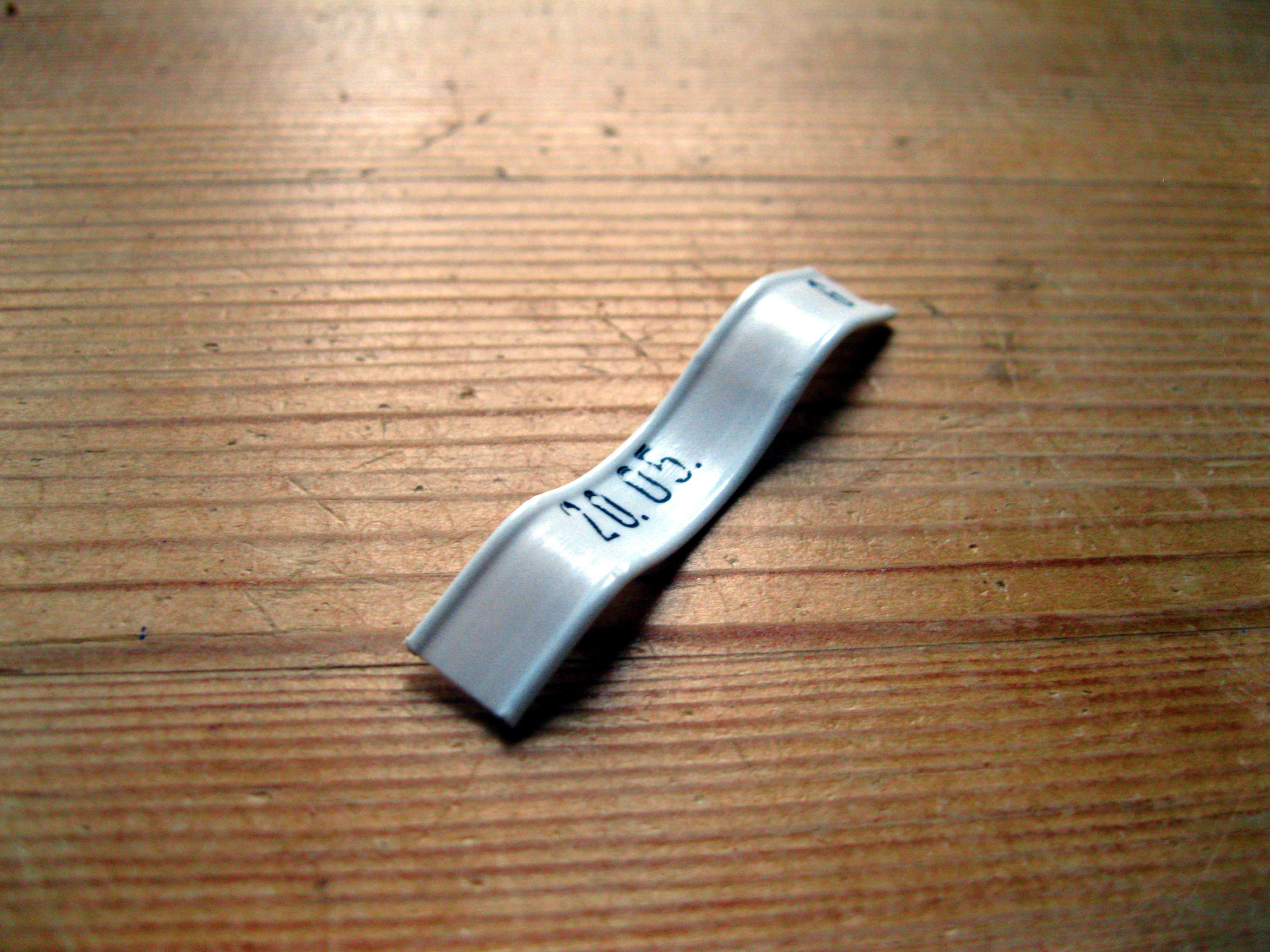 File:Bread bag clips.jpg - Wikimedia Commons