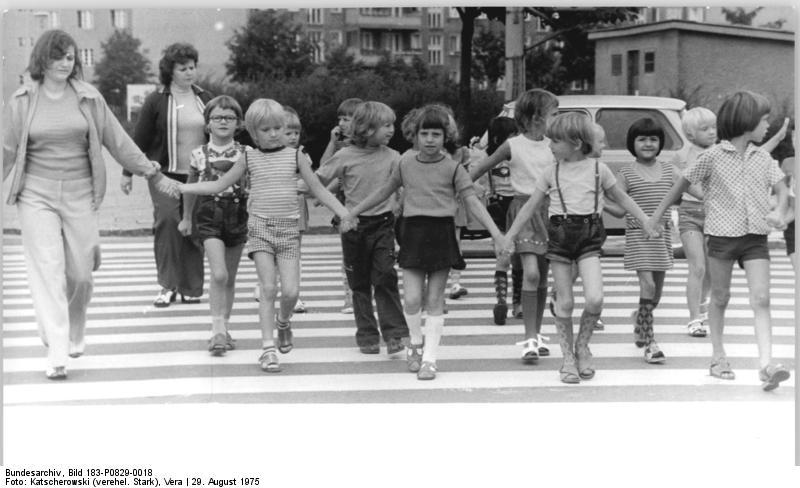 File:Bundesarchiv Bild 183-P0829-0018, Berlin, Verkehrserziehung von Kindern.jpg