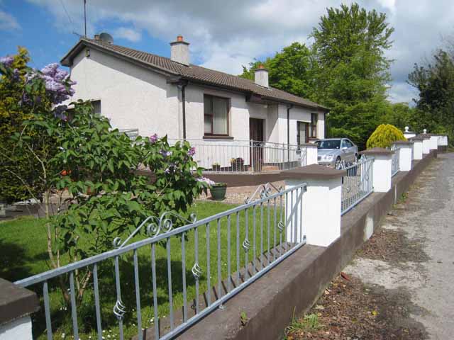 File:Bungalow on the Moygannon Road - geograph.org.uk - 441073.jpg