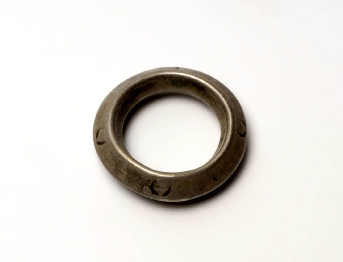 File:COLLECTIE TROPENMUSEUM Zilveren ring TMnr 5203-46.jpg