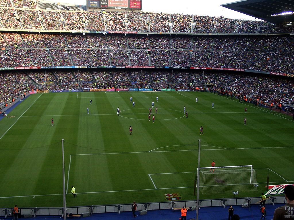 Espanyol: invasão de campo na festa do Barcelona vale dois jogos à porta  fechada 