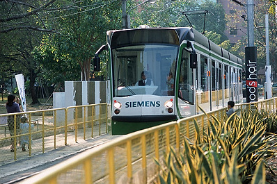 File:Ddm 2004 006 Kaohsiung Cable Car on Rail.jpg