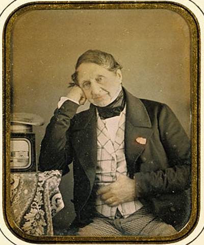 Selbstporträt des Bankiers Jean-Gabriel Eynard (er machte die Daguerreotypie in der Schweiz bekannt); goldgetonte und kolorierte Daguerreotypie um 1847 (Viertelplatte)