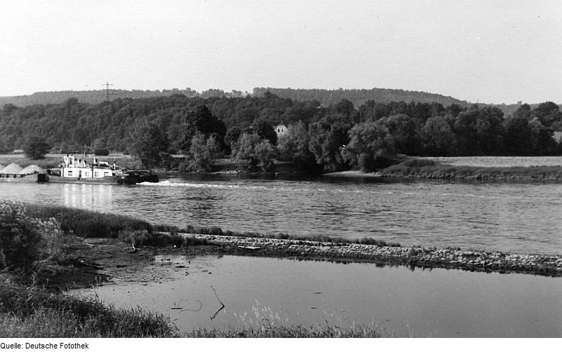 File:Fotothek df rp-c 0490040 Klipphausen-Constappel. Blick über die Elbe auf die Saubachmündung beim Elbschlö.jpg