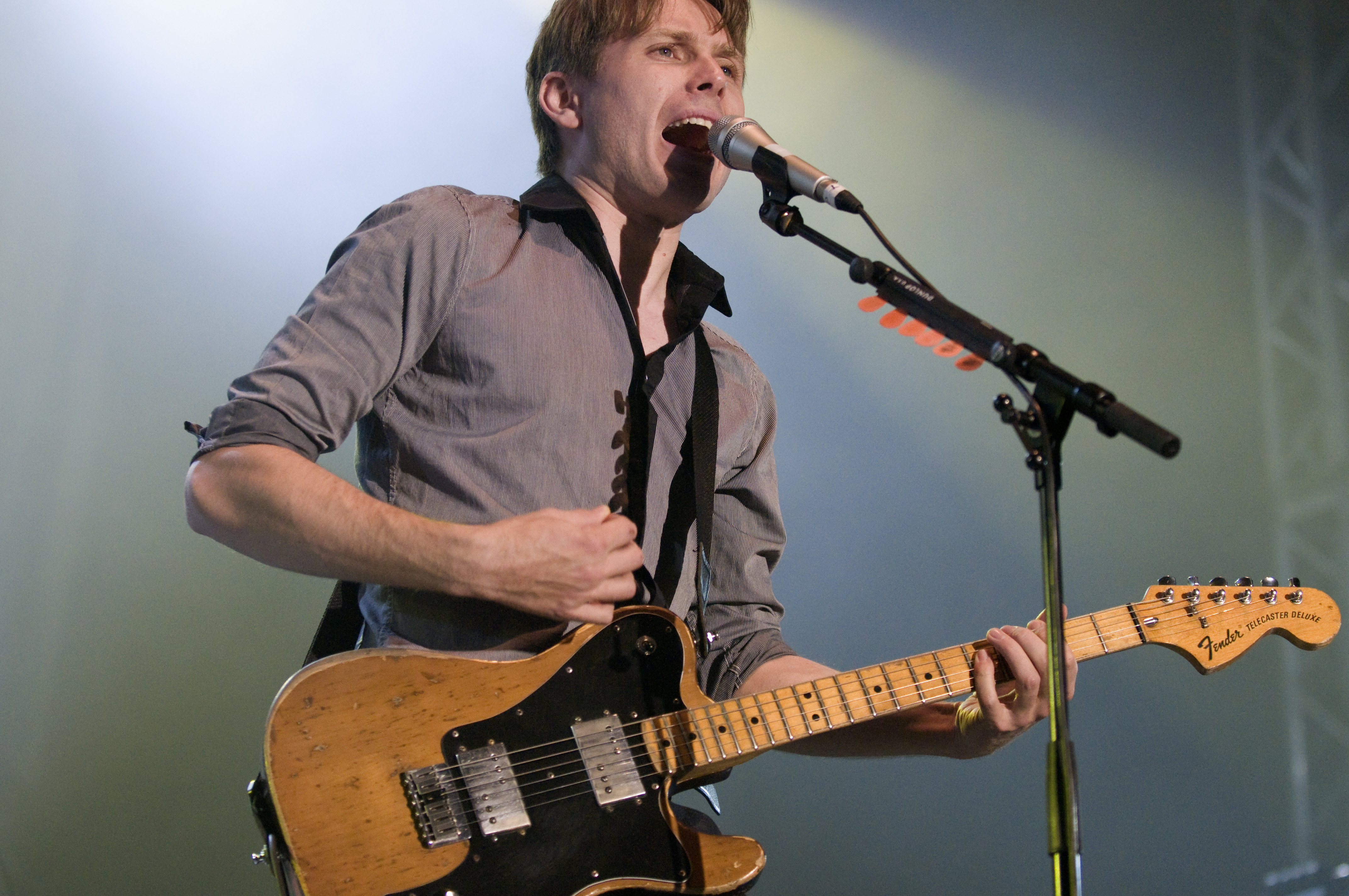 https://upload.wikimedia.org/wikipedia/commons/6/66/Franz_Ferdinand_%28band%29_2008.11.24_007.jpg