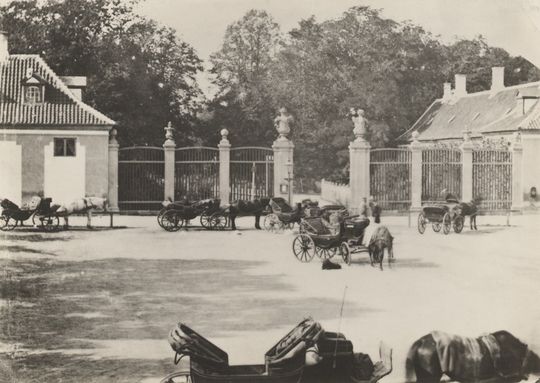 File:Frederiksberg Runddel - horse carridges.jpg