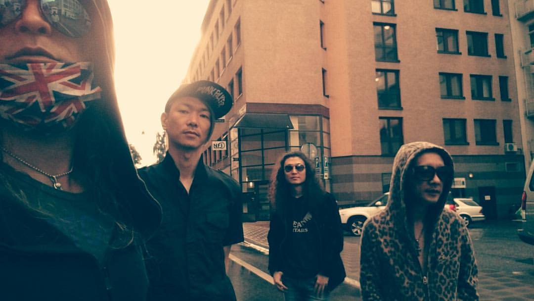JIU~慈雨：写真左からREDS☆(vocal/guitar),千葉貴俊(bass),Yuichiro Szk(guitar),KoREDS★(drums)。2016年,スウェーデン・ストックホルムにて撮影。