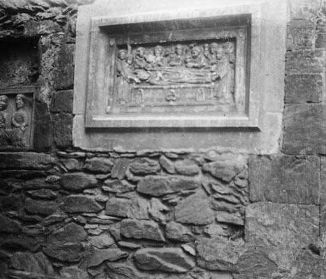 File:Làpida amb un relleu en un mur del monestir de Sant Quirze de Colera (cropped).jpeg