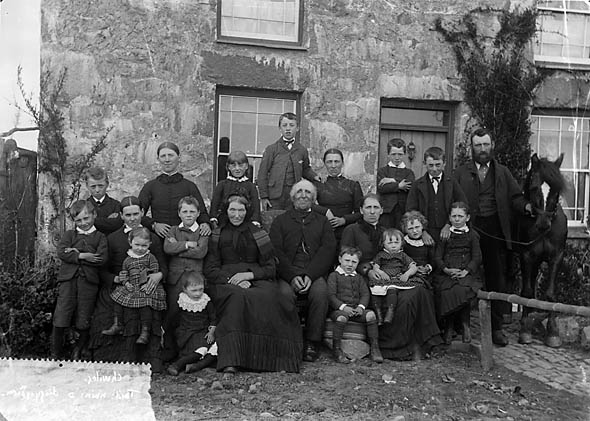 File:Large family group, Chwilog NLW3363021.jpg
