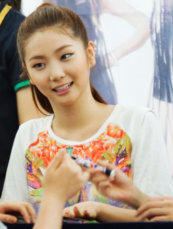 File:Lee Kaeun at Yeongdeungpo Times Square Hottracks fan  -  Wikimedia Commons