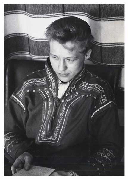 File:Nils-Aslak-Valkeapaa.jpg