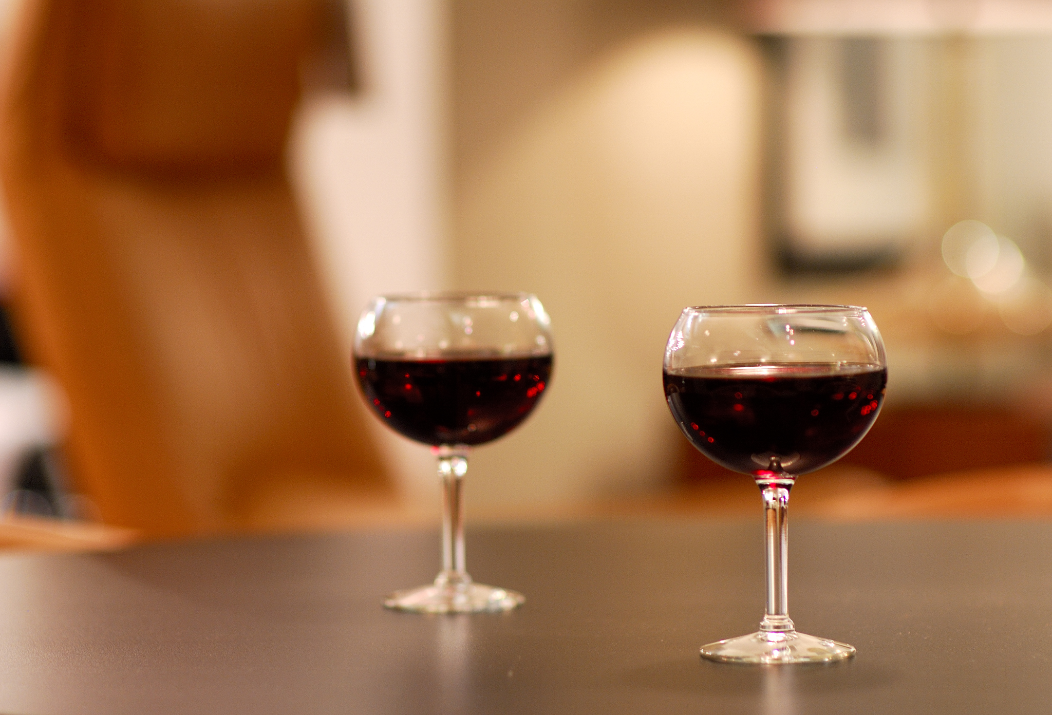 https://upload.wikimedia.org/wikipedia/commons/6/66/Pair_of_wine_glasses.jpg