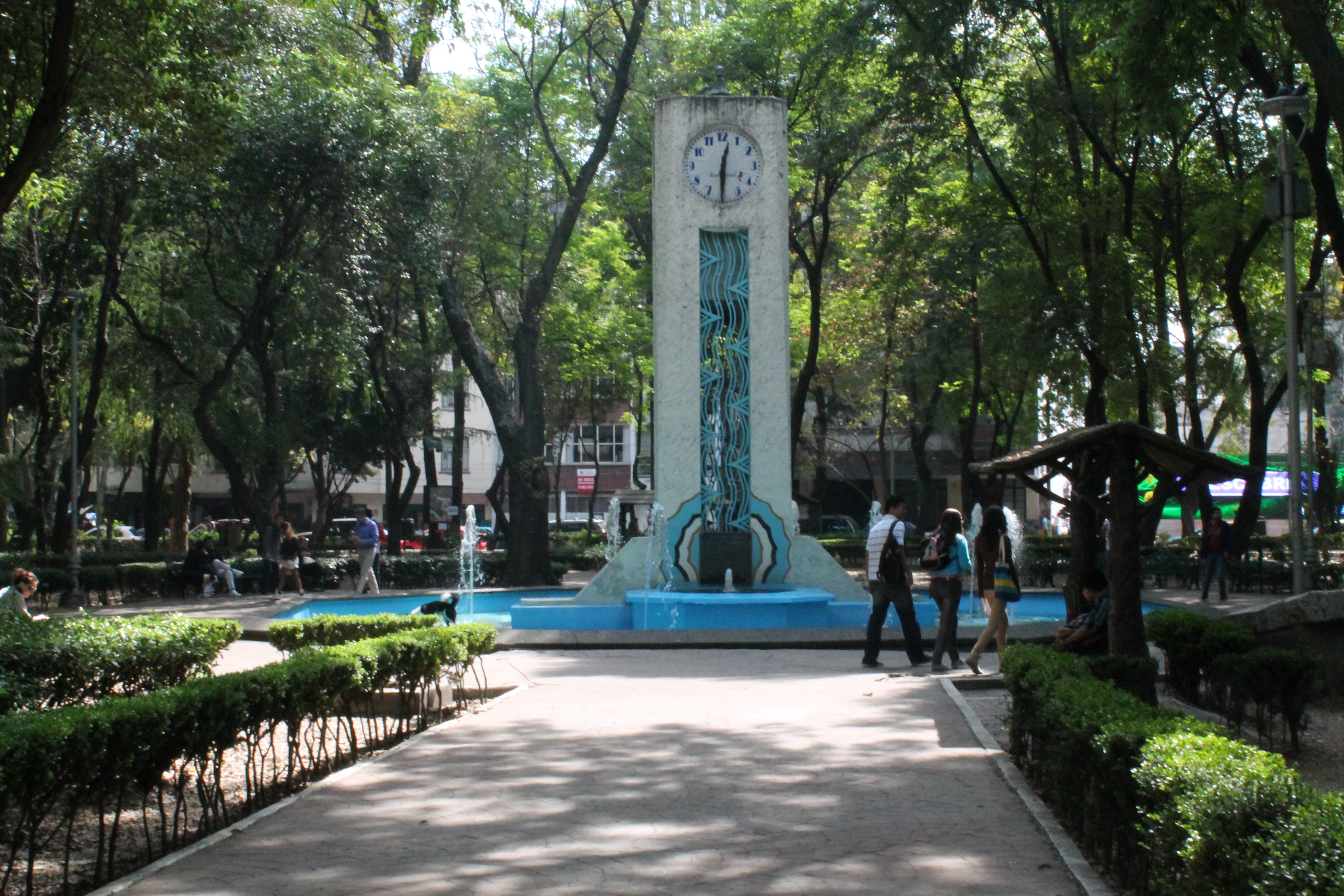 File:Perros en el Parque España, Ciudad de México.jpg - Wikimedia Commons