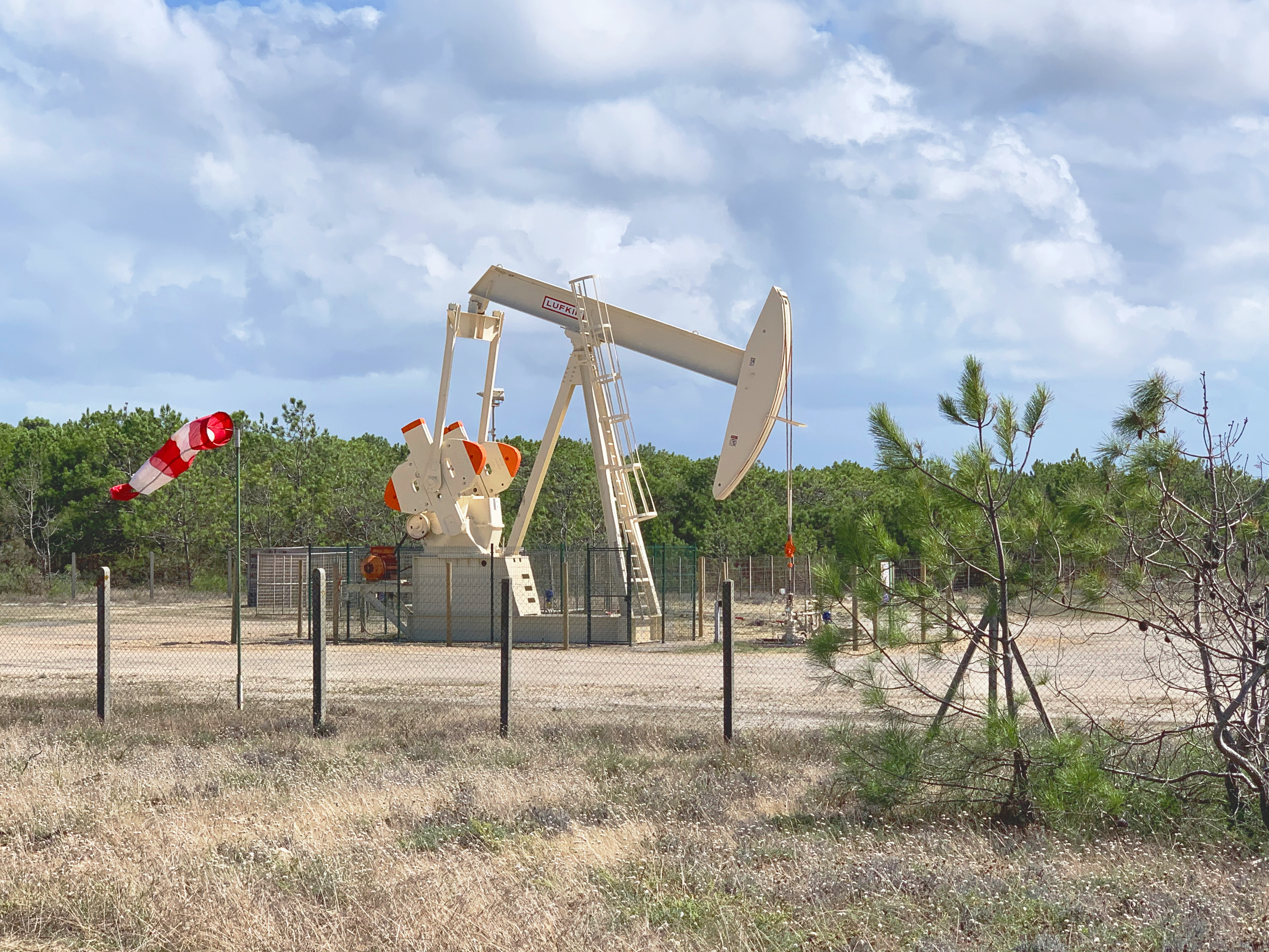 File:Puits de pétrole.jpg - Wikimedia Commons